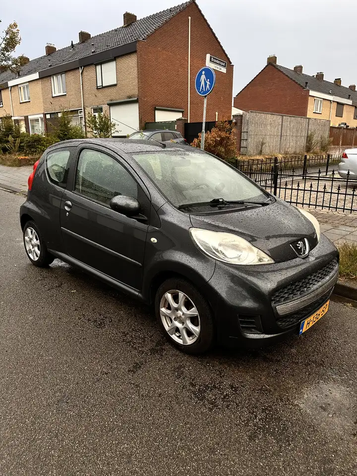 Peugeot 107 1.0-12V XR — photo 1 of 11
