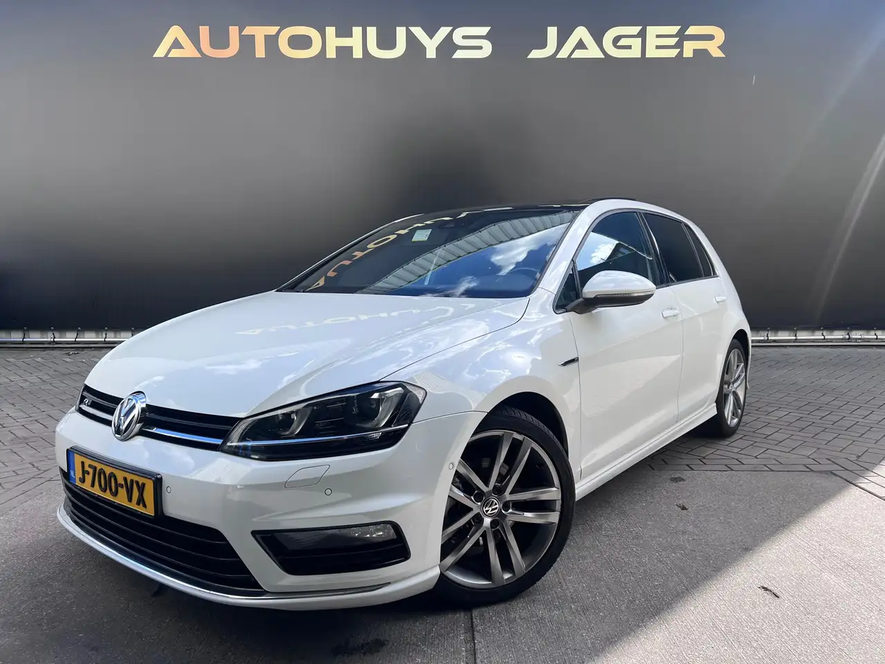 Volkswagen Golf 1.4 TSI Highline - R-Line Pano Parkeersensoren Sto — photo 1 of 40