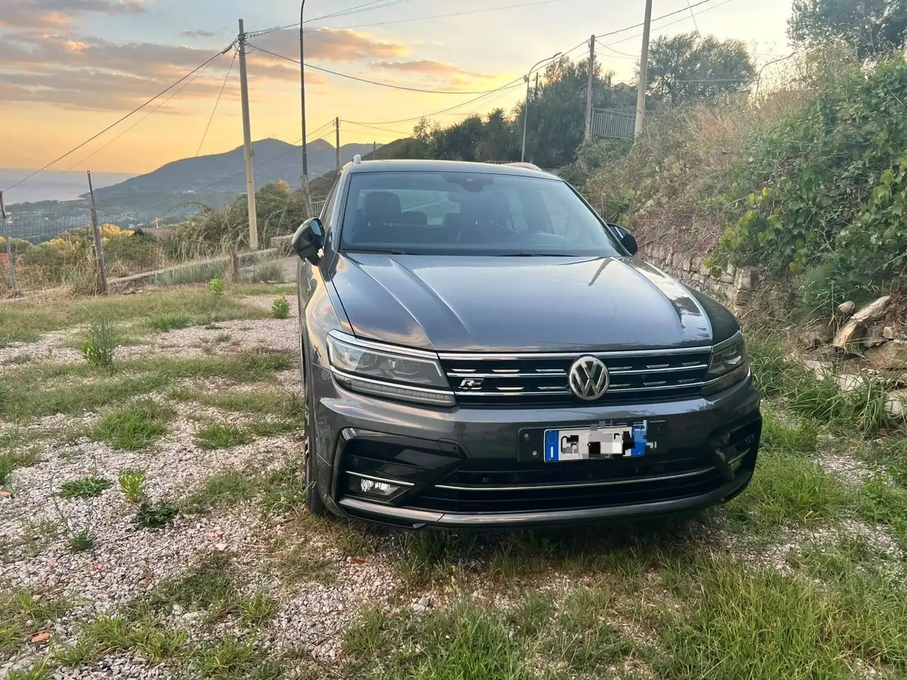 Volkswagen Tiguan — photo 1 of 15
