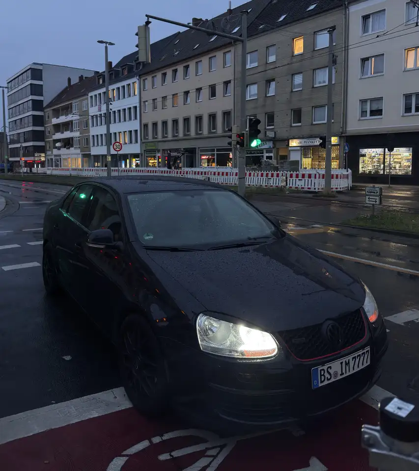 Volkswagen Jetta 1.9 TDI DPF Sportline — photo 1 of 14