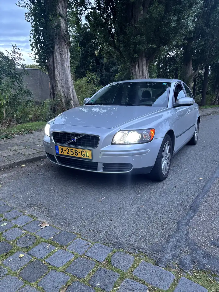 Volvo S40 2.4 — photo 1 of 12