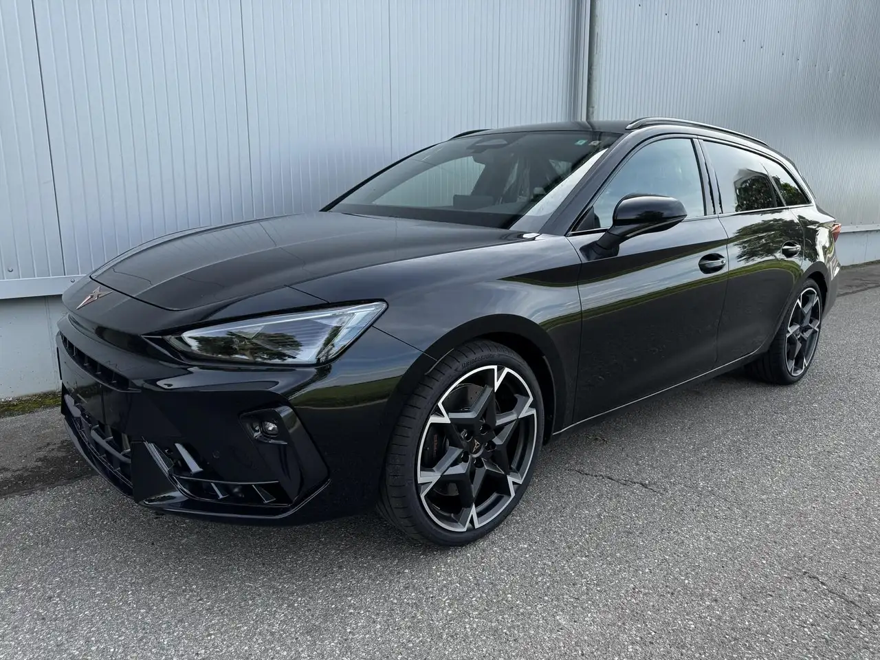 CUPRA Leon Kombi ST 2.0TSI AHK Sound ACC Pano — photo 1 of 12