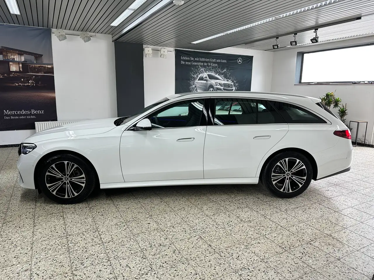 Mercedes-Benz E 220 T Avantgarde Advanced — photo 1 of 15