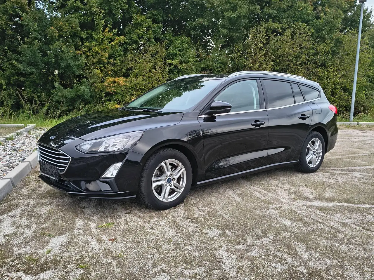 Ford Focus Cool & Connect EcoBoost Navigation — photo 1 of 40