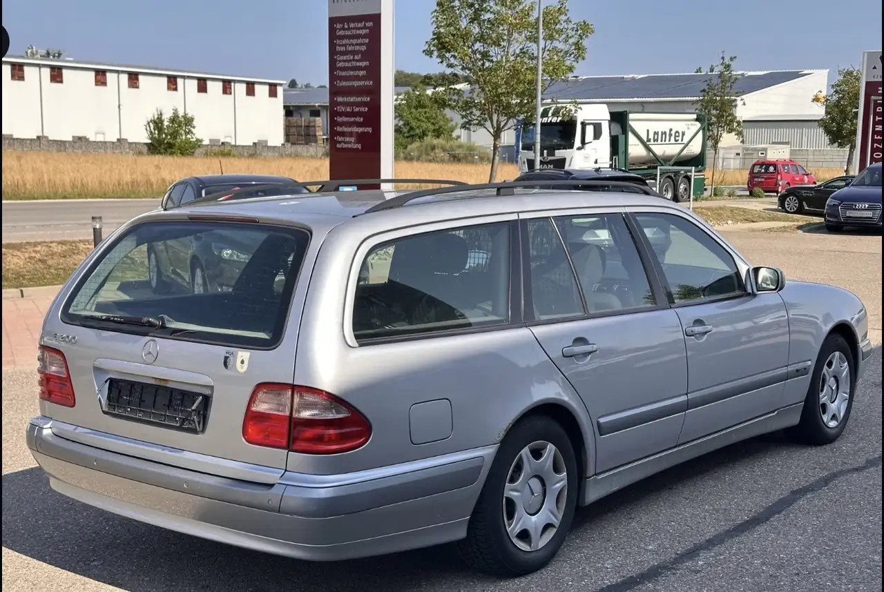 Mercedes-Benz E 200 T Kompressor Automatik Elegance — photo 1 of 4