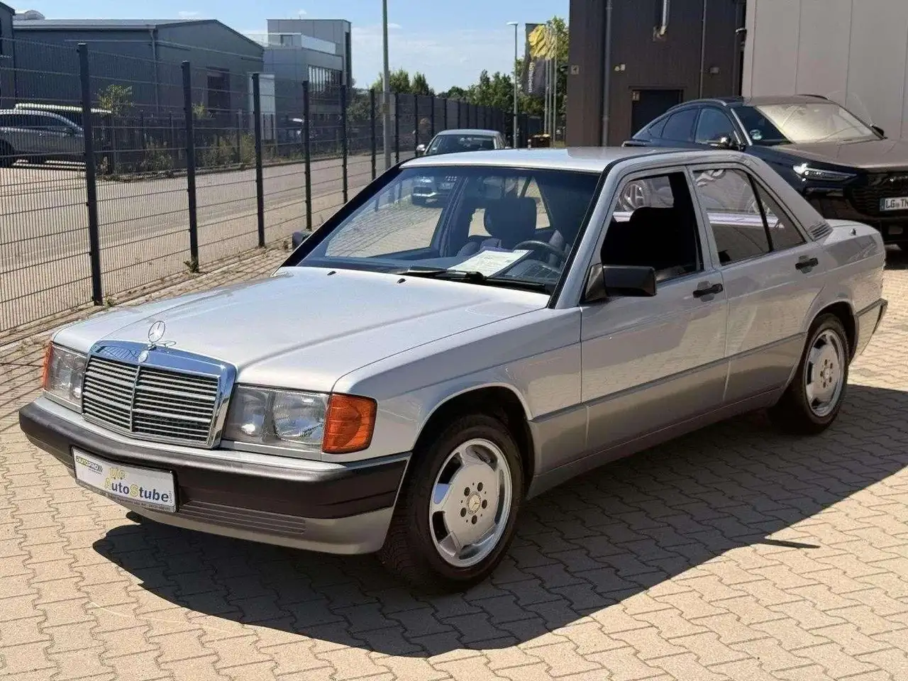 Mercedes-Benz 190 E 1.8 mit Radio CD-Servolenkung-Alu 15 Zoll- — photo 1 of 17