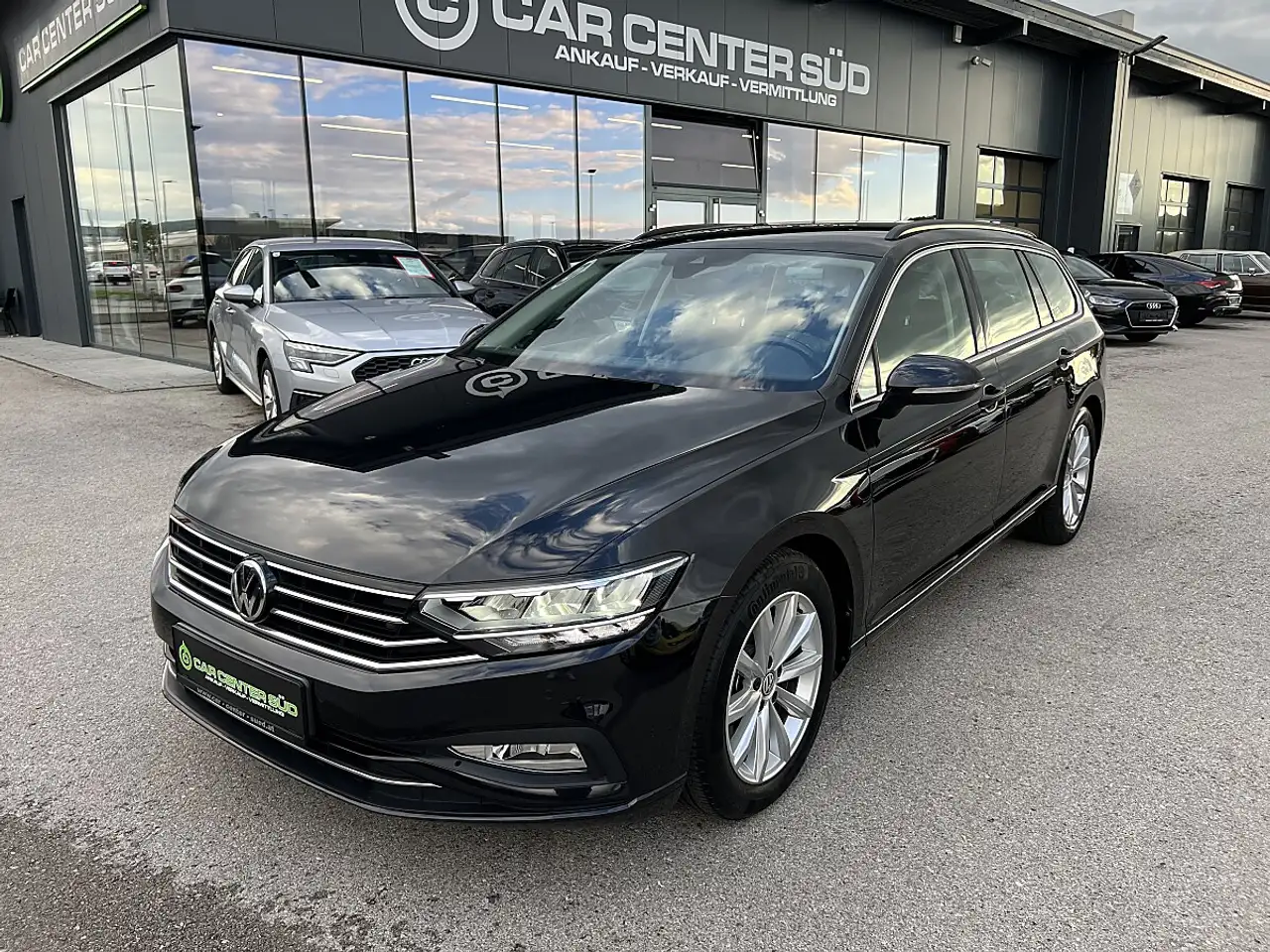 Volkswagen Passat Variant Business 2,0 SCR TDI 4Motion DSG — photo 1 of 32