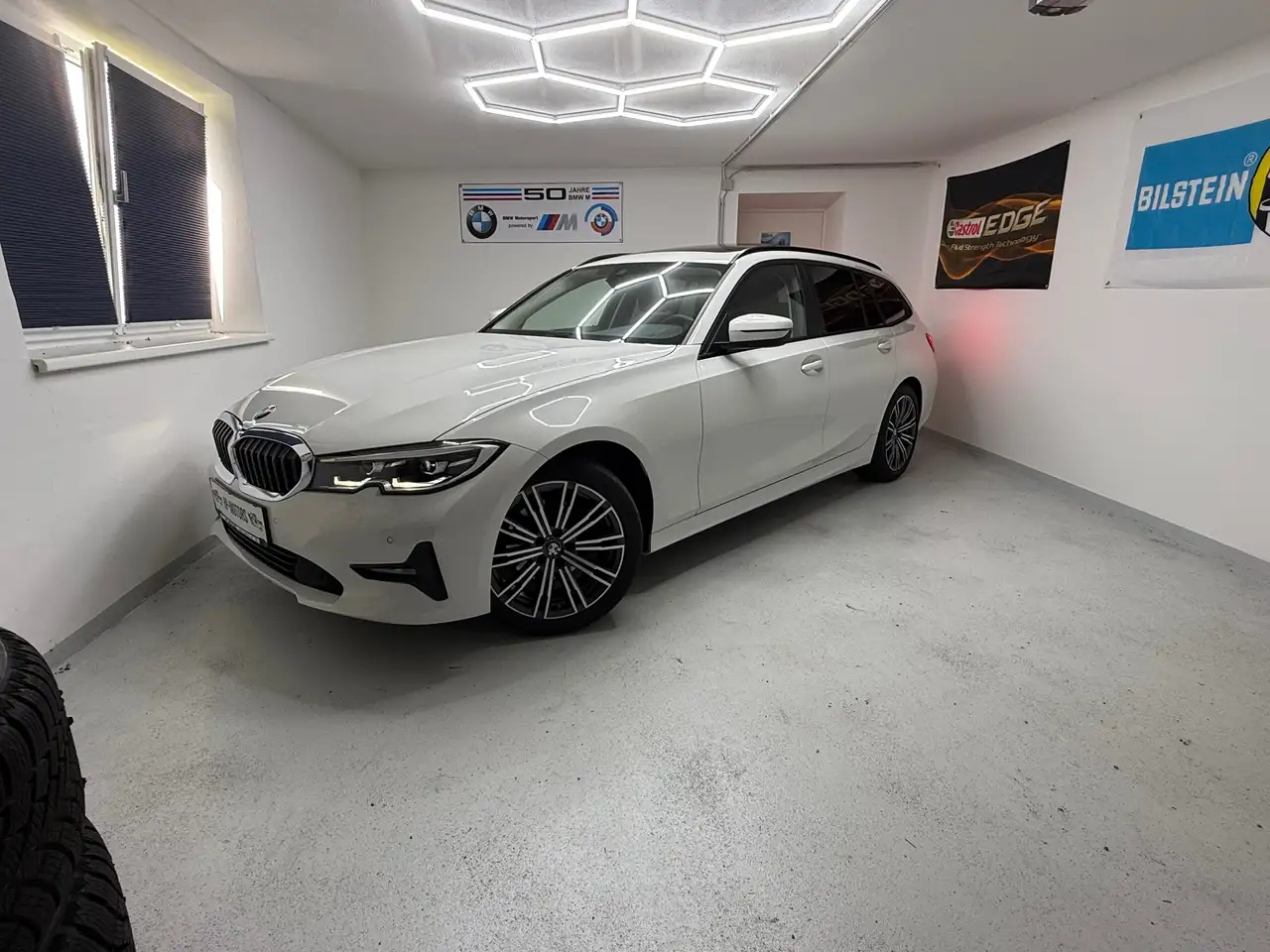 BMW 320 320 d *LED*AMBIENTE*GARANTIE*PANORAMADACH*SITZHEIZUNG* — photo 1 of 40