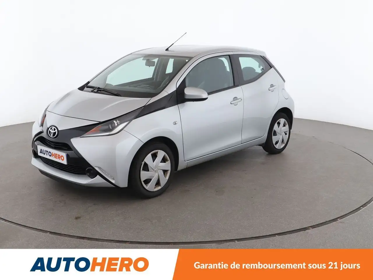 Toyota Aygo 1.0 VVT-i X-Play — photo 1 of 31