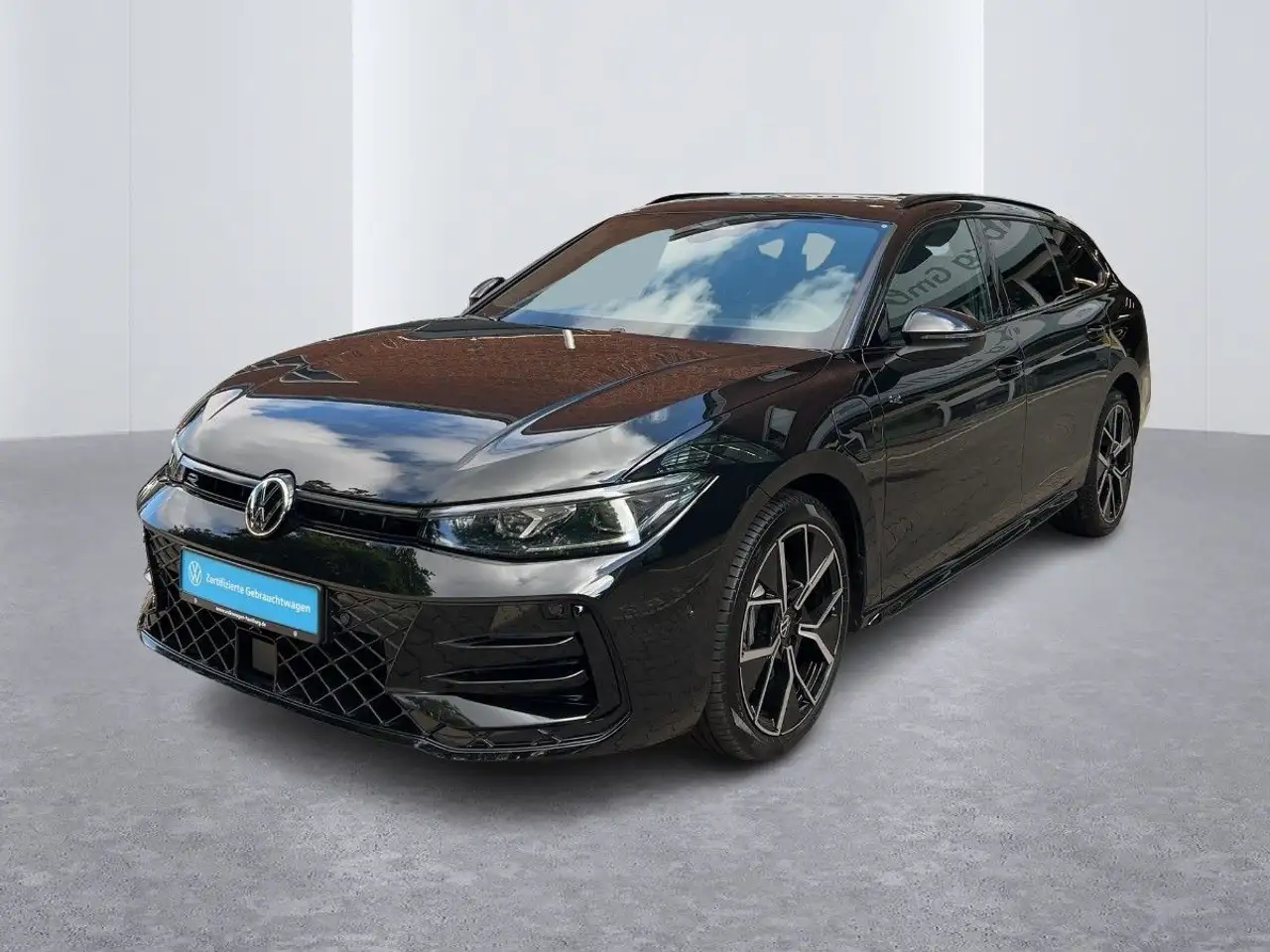 Volkswagen Passat Var.1.5 eHybrid R-Line DSG AHK LED DCC — photo 1 of 16