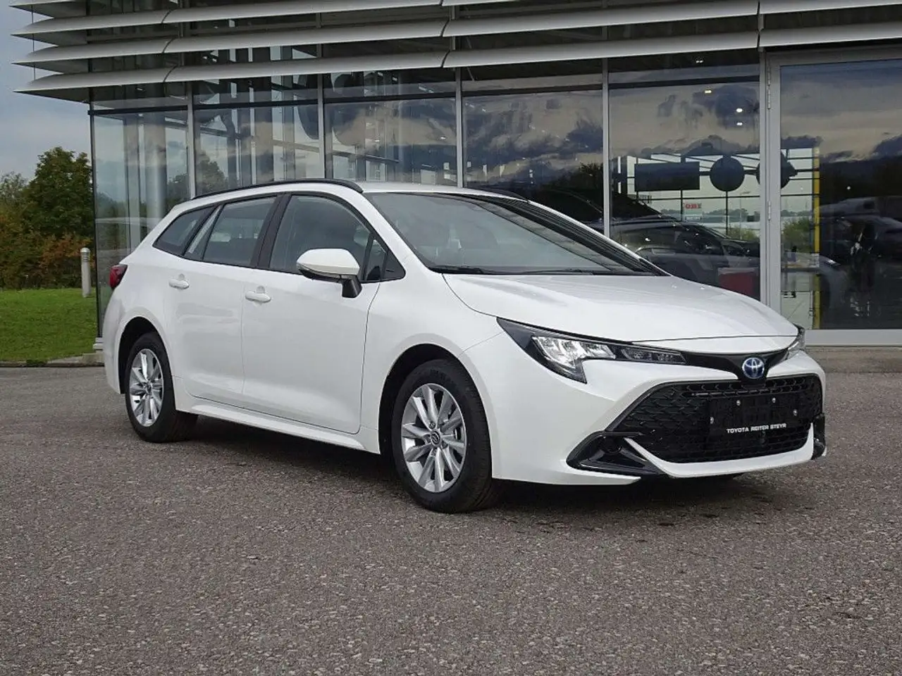 Toyota Corolla 1,8 Hybrid Touring Sports Active — photo 1 of 15