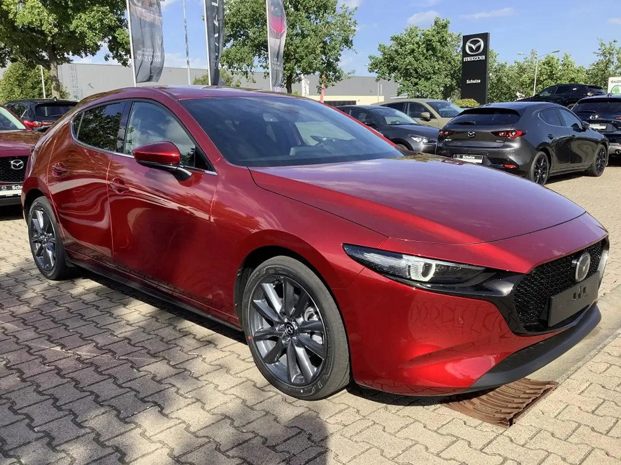 Mazda 3 2.5L e-SKYACTIV G 140ps Exclusive-Line Matrix-LED — photo 1 of 19