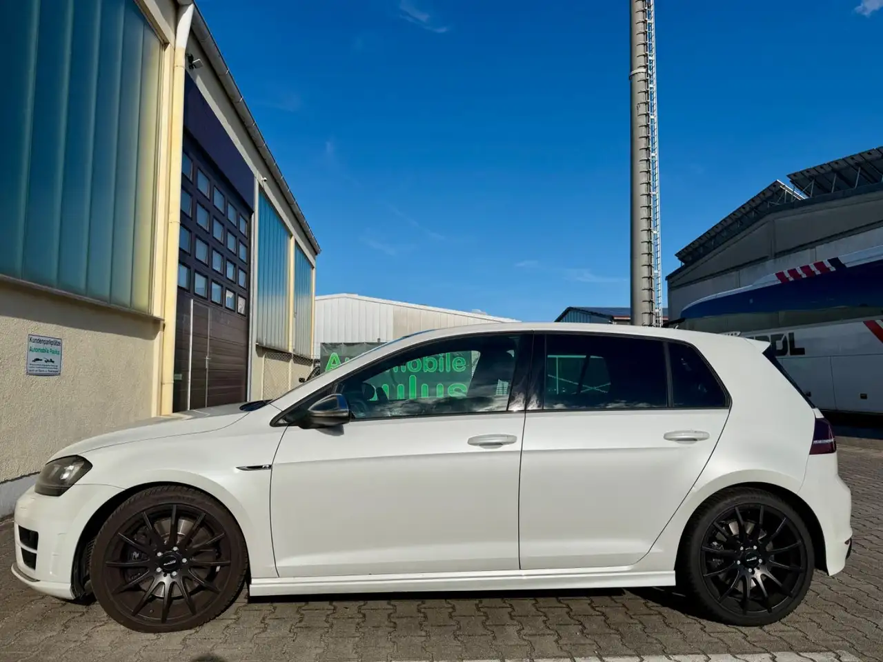 Volkswagen Golf VII 2.0 R BMT 4Motion DSG 1.Hand — photo 1 of 25