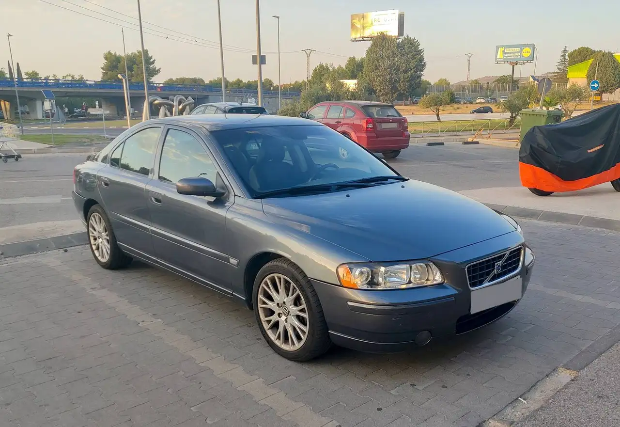 Volvo S60 S60 2.5 T5 Momentum Momentum — photo 1 of 8