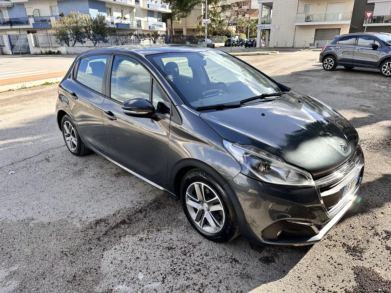 Peugeot 208 5p 1.6 bluehdi Allure 75cv — photo 1 of 10