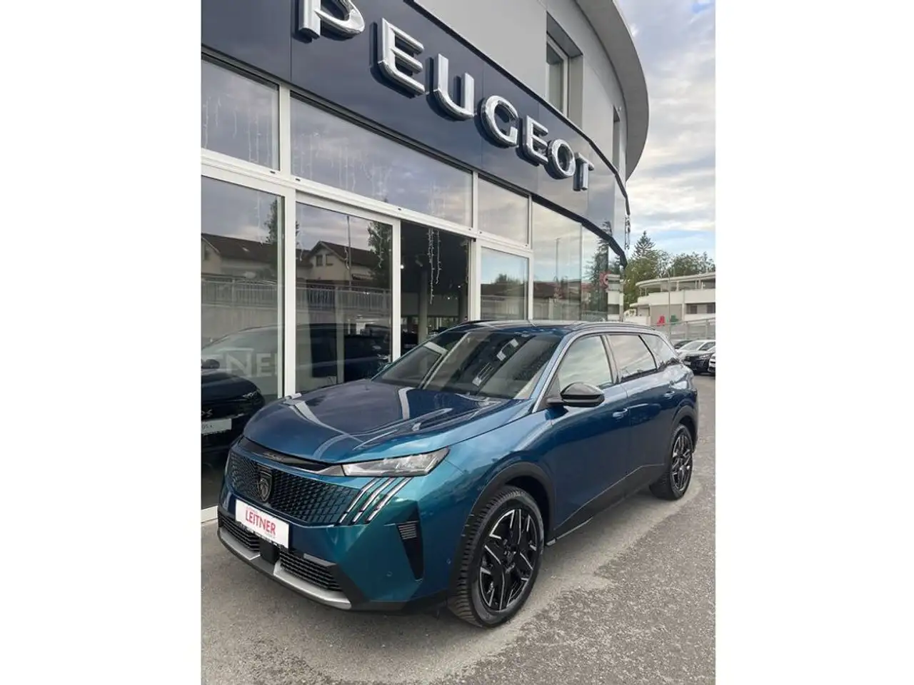 Peugeot 5008 Hybrid 145 Allure — photo 1 of 11
