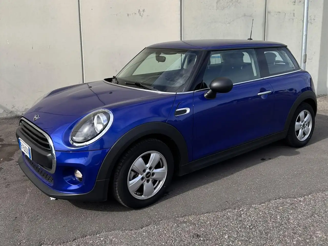 MINI One Mini IV F56 2018 3p 3p 1.5 75cv — photo 1 of 12