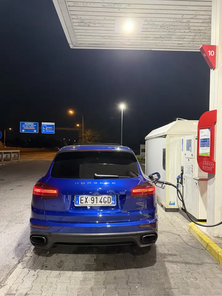 Porsche Cayenne 3.0 Diesel — photo 1 of 3
