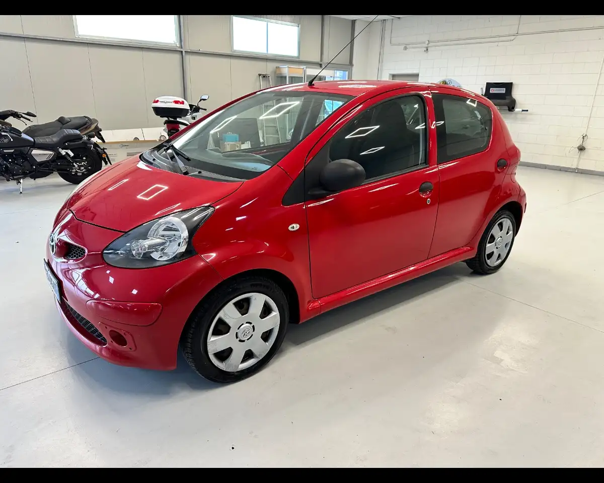 Toyota Aygo 5 Porte 1.0 VVT-i Sol — photo 1 of 15