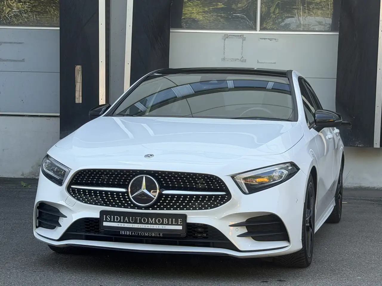 Mercedes-Benz A 180 D AMG Night Multibeam MBUX Pano Rü-Kamera — photo 1 of 39