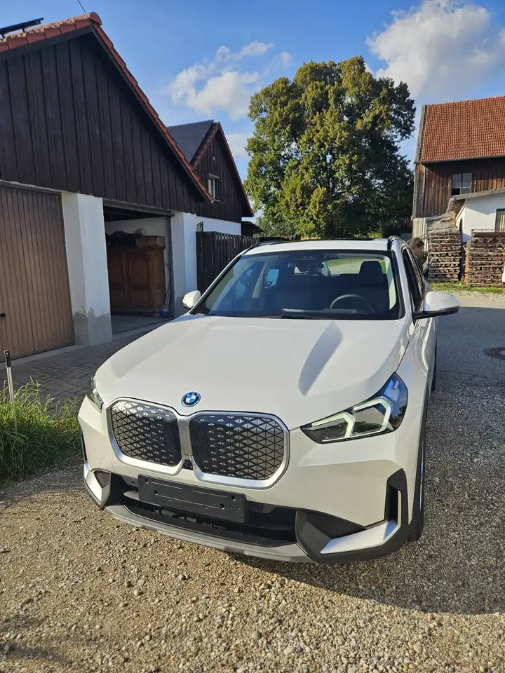 BMW iX1 20 eDrive — photo 1 of 18