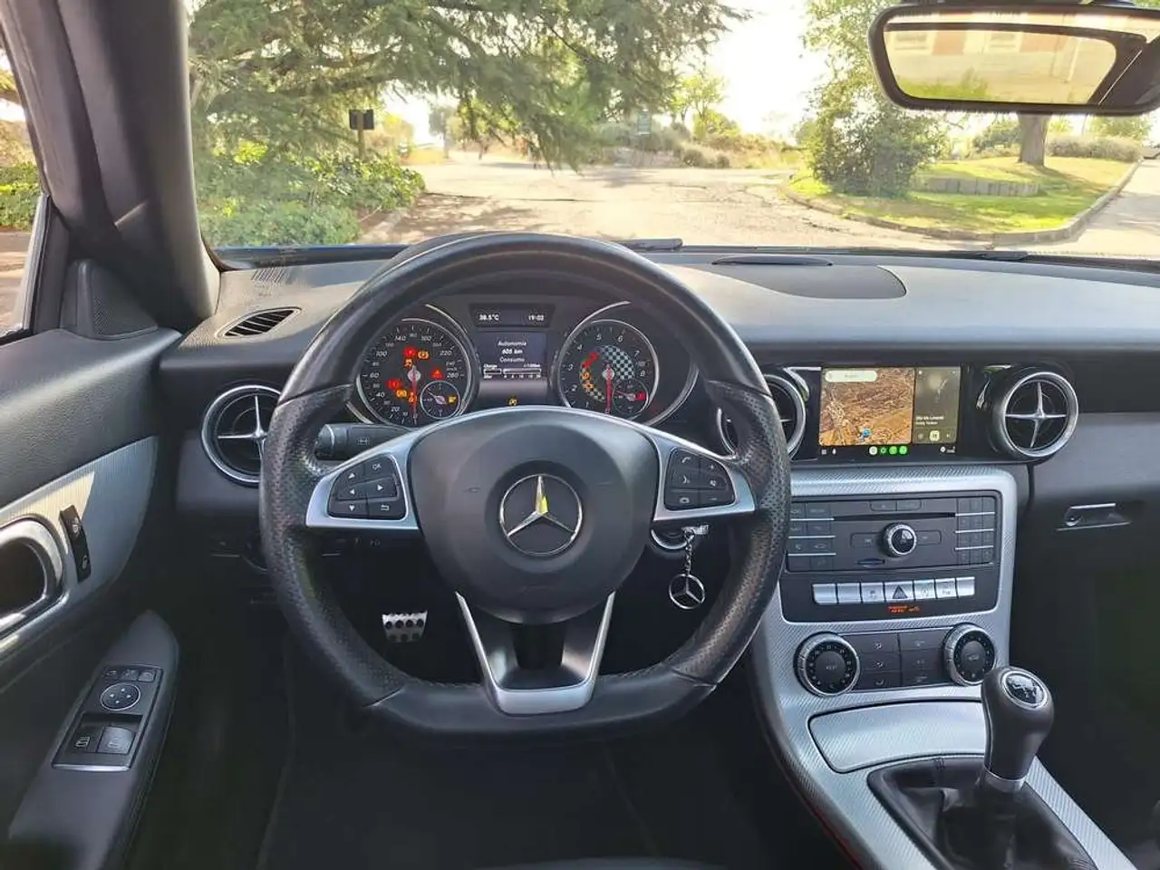 Mercedes-Benz SLC 200 — photo 1 of 5