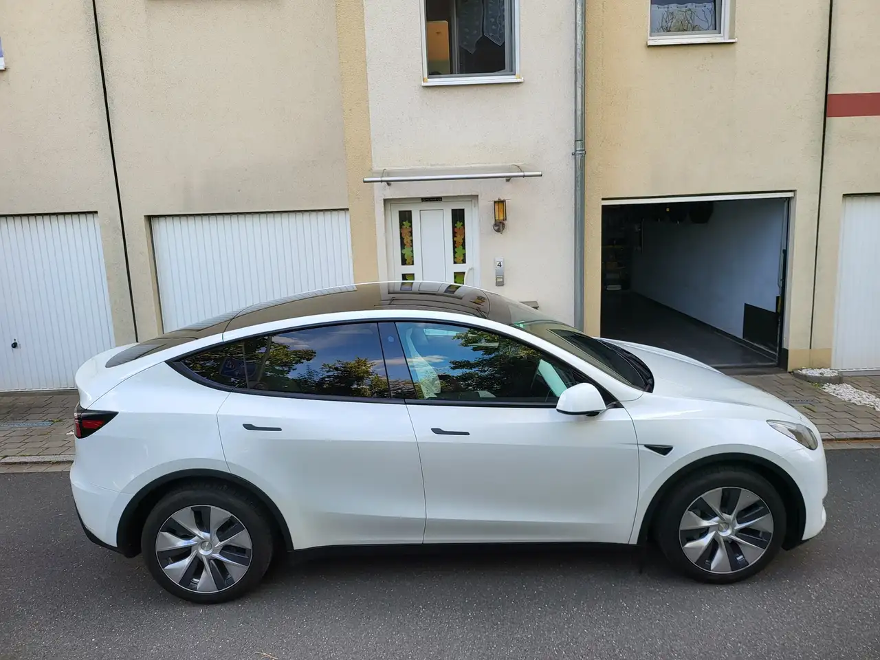 Tesla Model Y Long Range Dual Motor AWD — photo 1 of 14