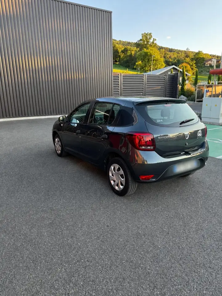 Dacia Sandero SCe 75 — photo 1 of 14