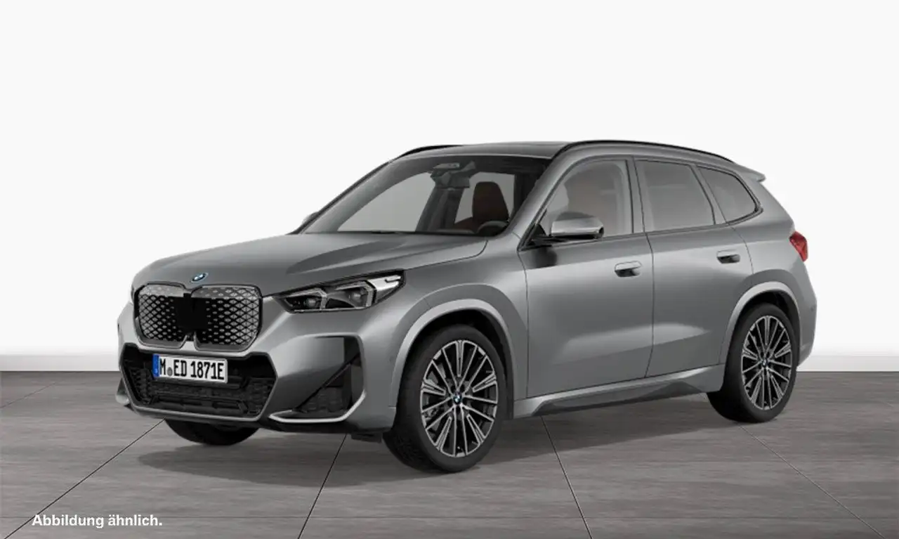 BMW iX1 xDrive30 — photo 1 of 3