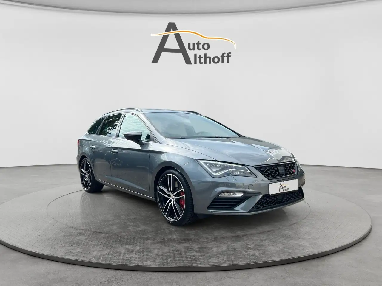 SEAT Leon ST 2.0 TSI Cupra 300 4Drive PANO KAM NAVI — photo 1 of 31
