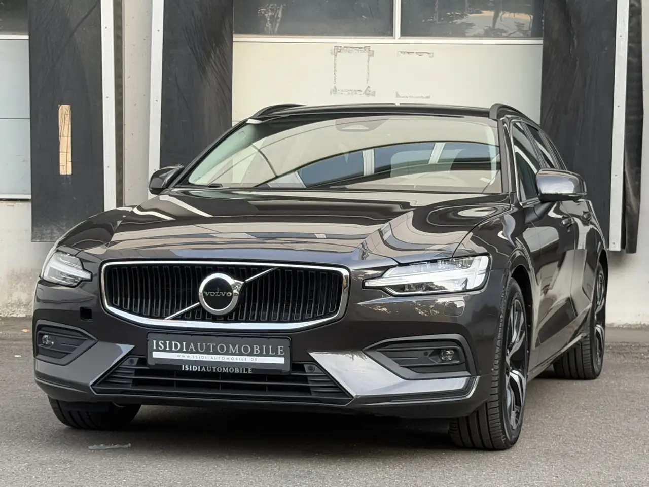 Volvo V60 Core LED ACC Virtual-Cockpit Rü-Kamera Navi — photo 1 of 39