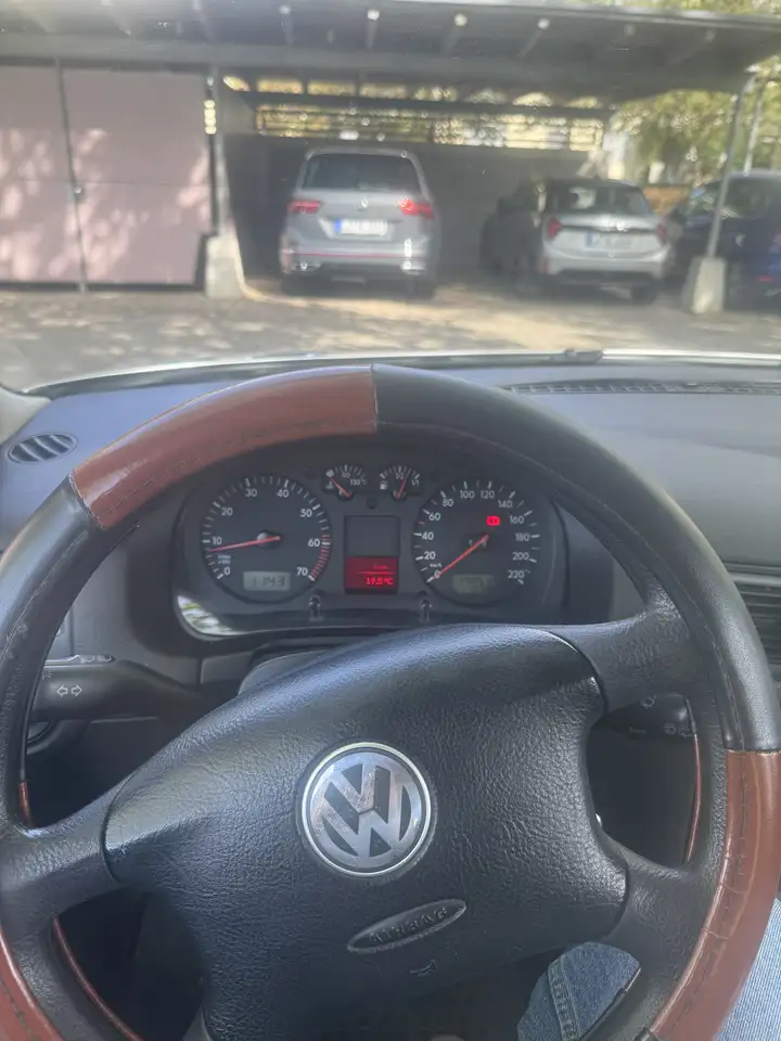 Volkswagen Golf 1.4 Trendline — photo 1 of 9
