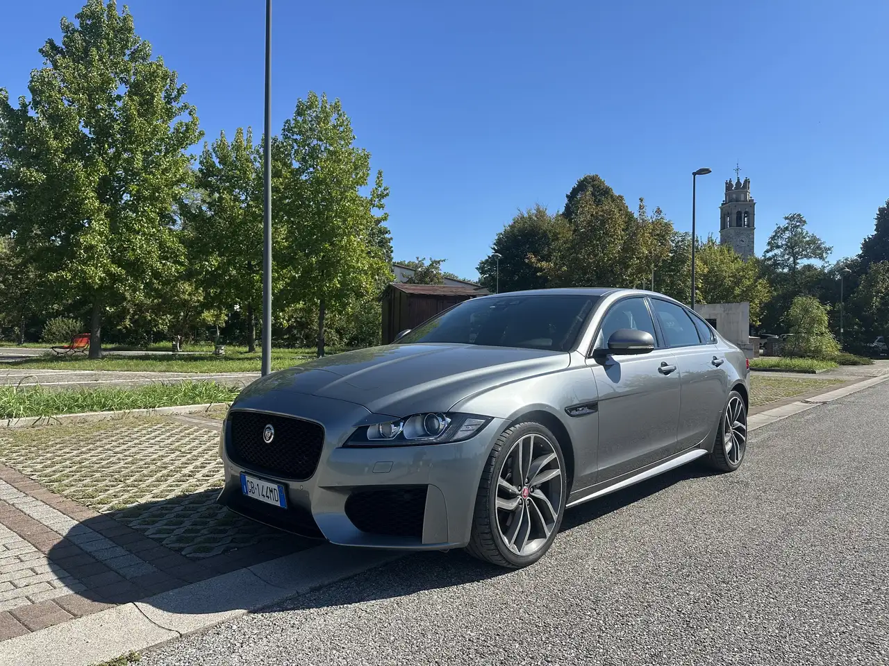 Jaguar XF 2.0d i4 Chequered Flag awd 180cv auto my20 — photo 1 of 15