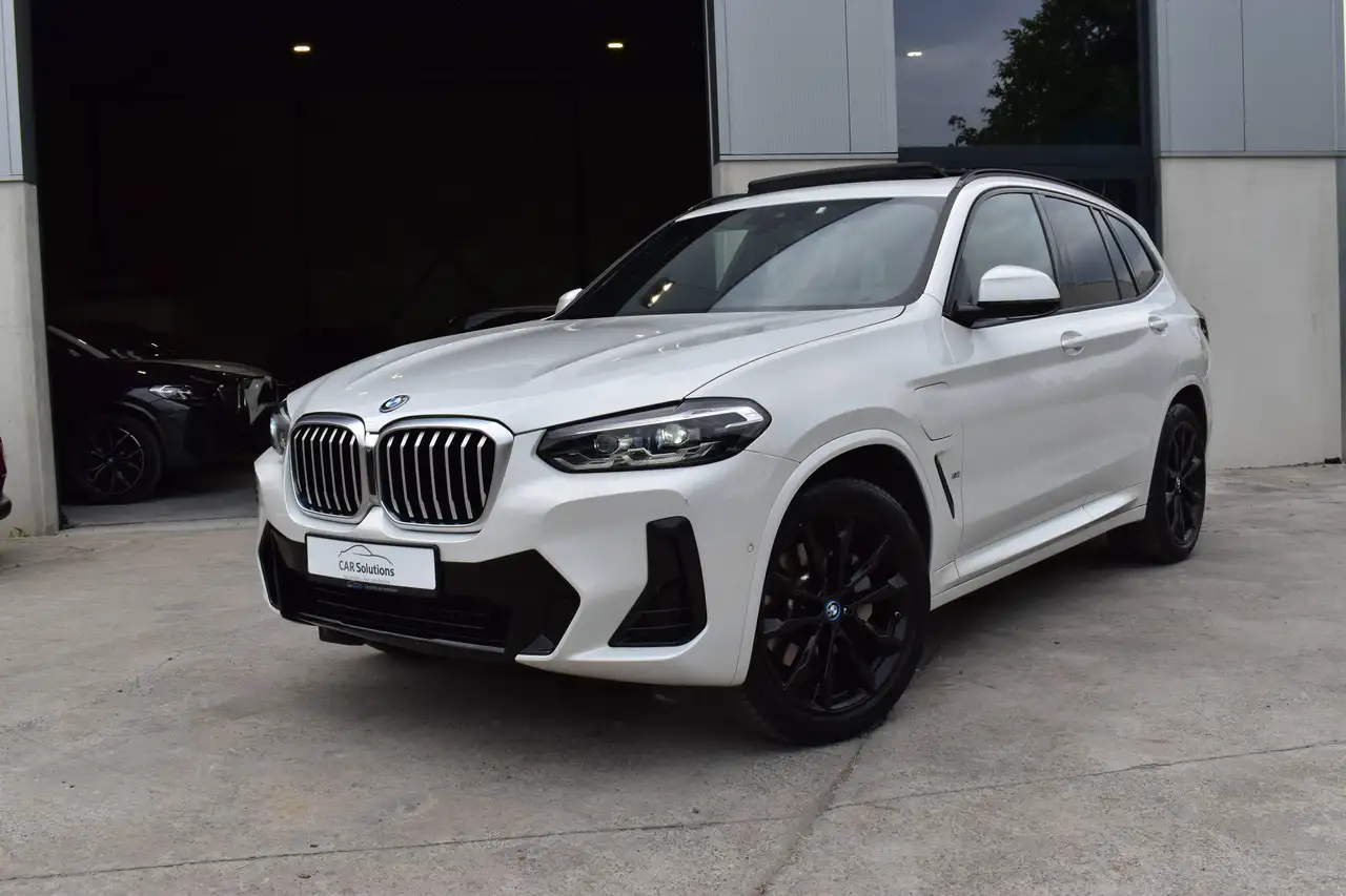 BMW X3 PHEV xDrive30e Pack M *Pano* Black/Pearl White — photo 1 of 15