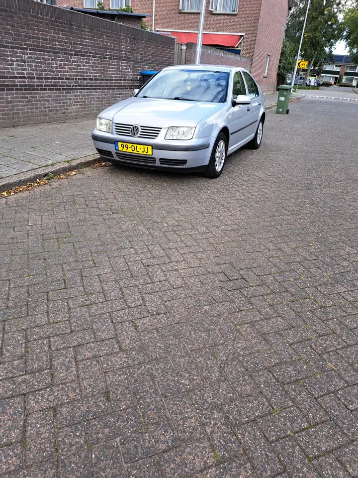 Volkswagen Bora 1.6 Trendline — photo 1 of 13