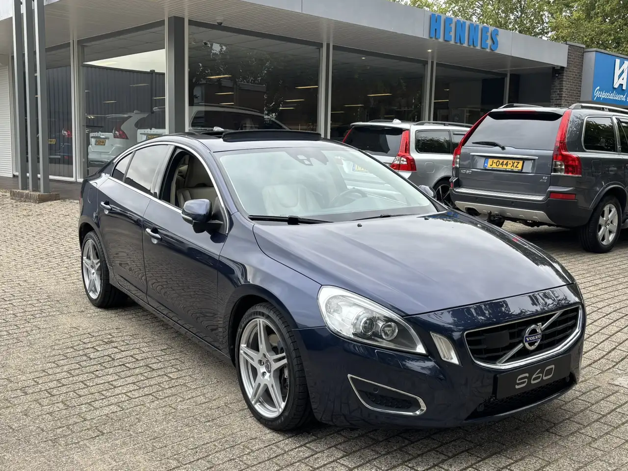 Volvo S60 3.0 T6 AWD Summum ACC Schuifdak Standkachel FourC — photo 1 of 26