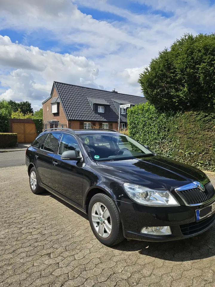 Skoda Octavia — photo 1 of 14