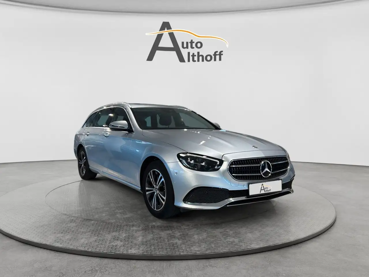 Mercedes-Benz E 200 T-Modell NAV/LED/E-SITZ/KAM/SZH/SCHIEBE — photo 1 of 32