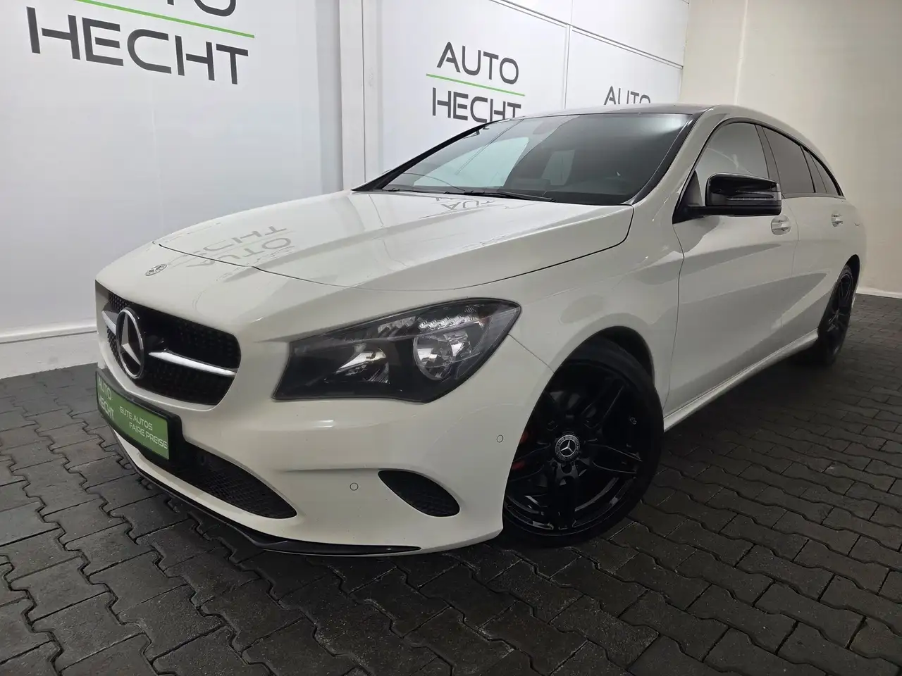 Mercedes-Benz CLA 200 7G-DCT Urban, Panorama, Kamera — photo 1 of 15