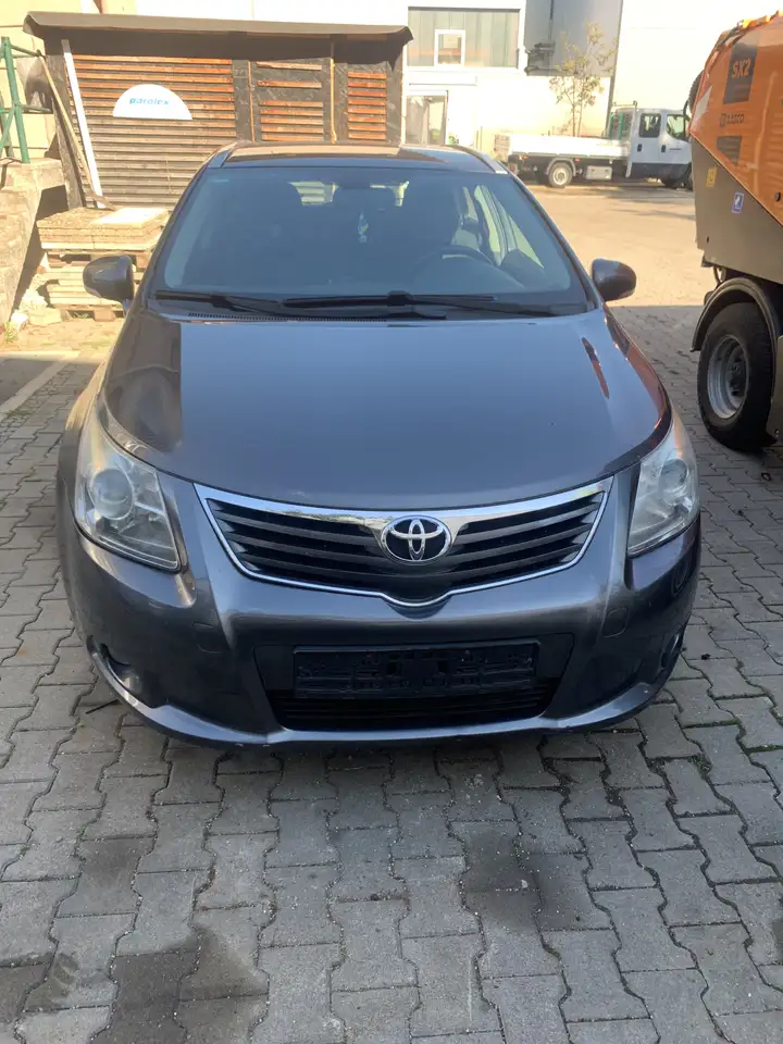 Toyota Avensis Combi 2.2 D-4D Automatik Executive — photo 1 of 8
