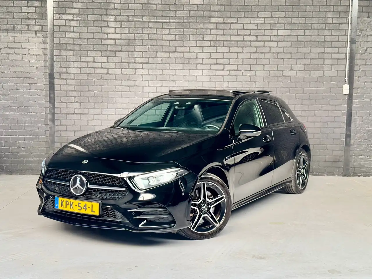 Mercedes-Benz A 250 e Premium Plus — photo 1 of 26