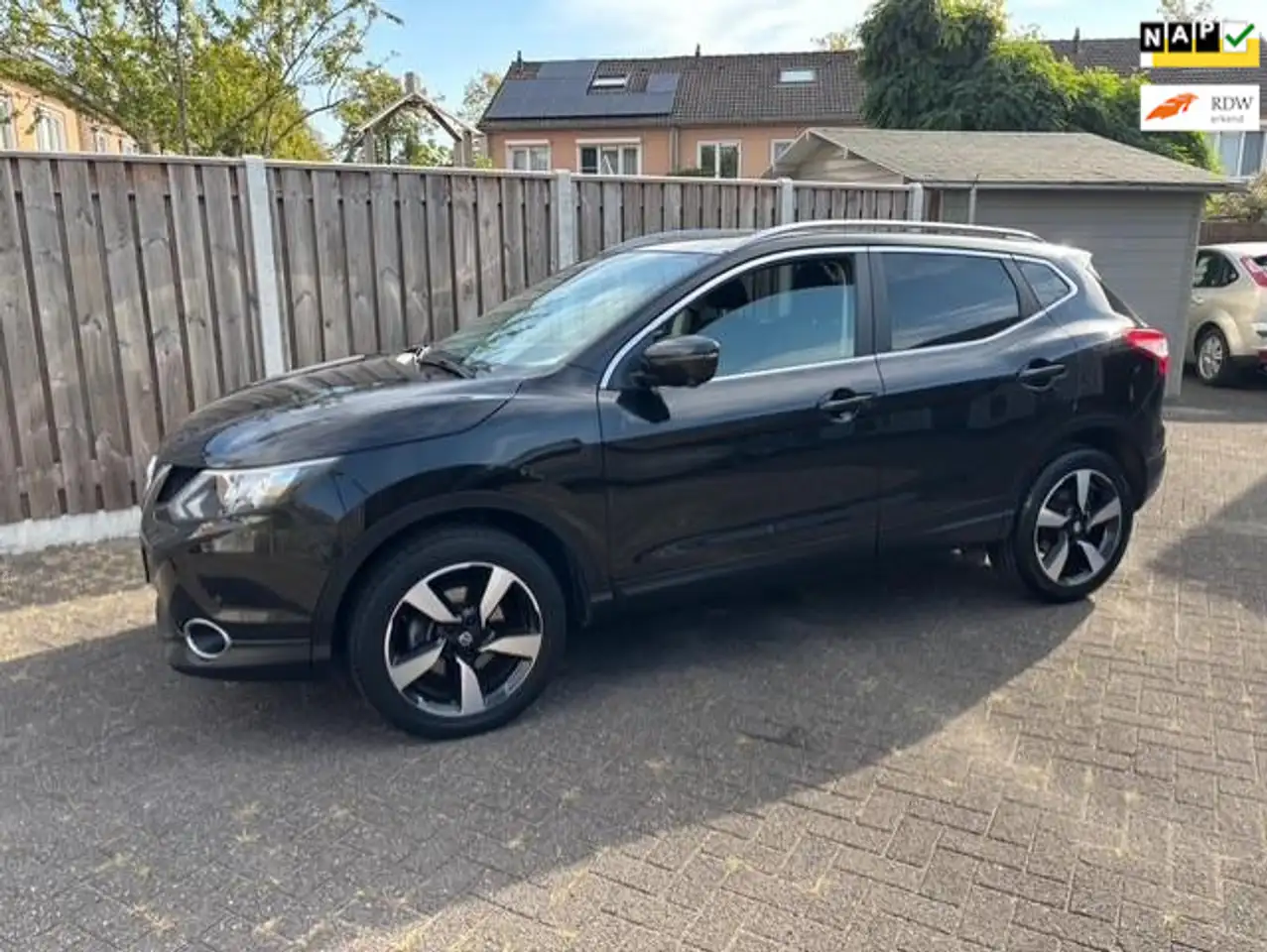 Nissan Qashqai 1.2 N connecta panorama navi 360 camera — photo 1 of 20