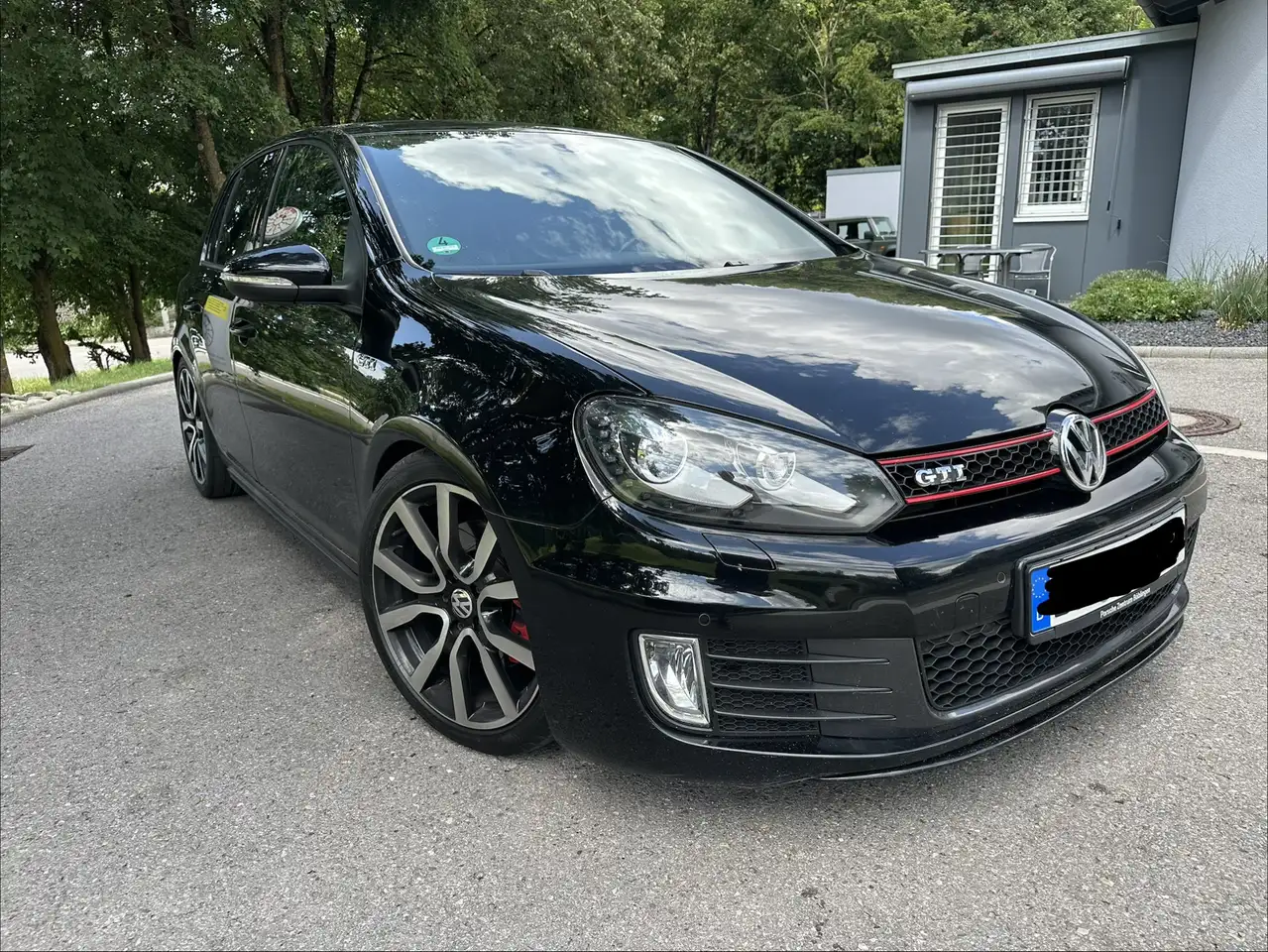 Volkswagen Golf GTI Adidas Edition — photo 1 of 12
