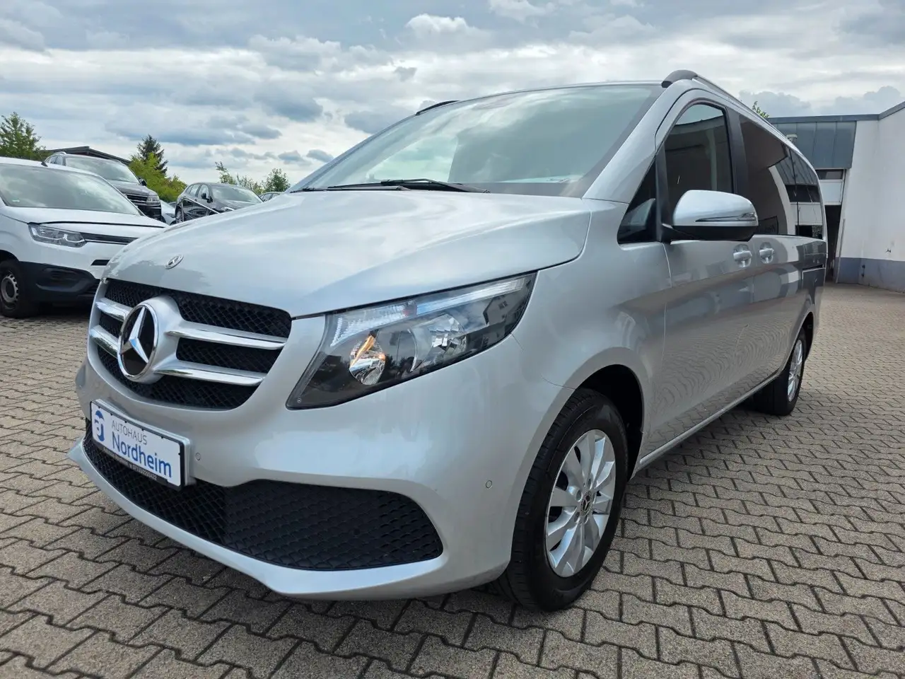 Mercedes-Benz V 220 d lang Automatik/ Navi/ 1.Hand/ 7-Sitzer — photo 1 of 23