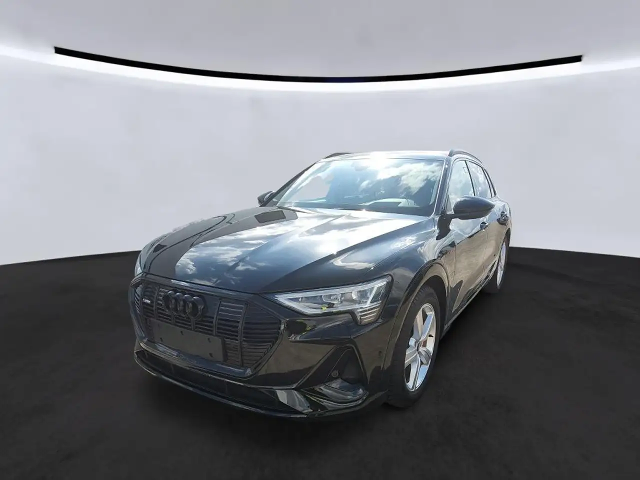 Audi e-tron 55 2x S line BLACK EDITION ACC HuD PANO — photo 1 of 11