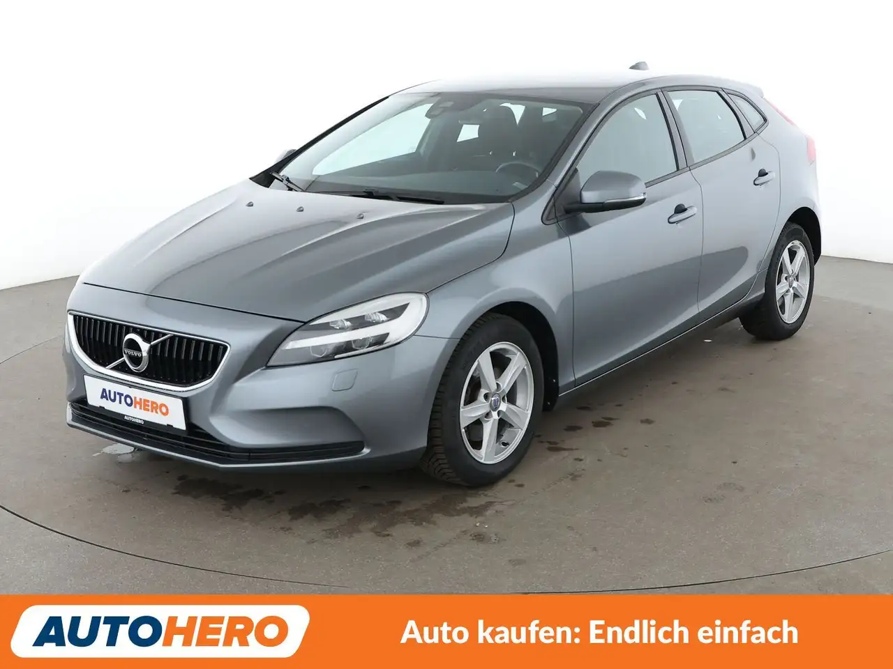 Volvo V40 2.0 T2 Momentum — photo 1 of 27