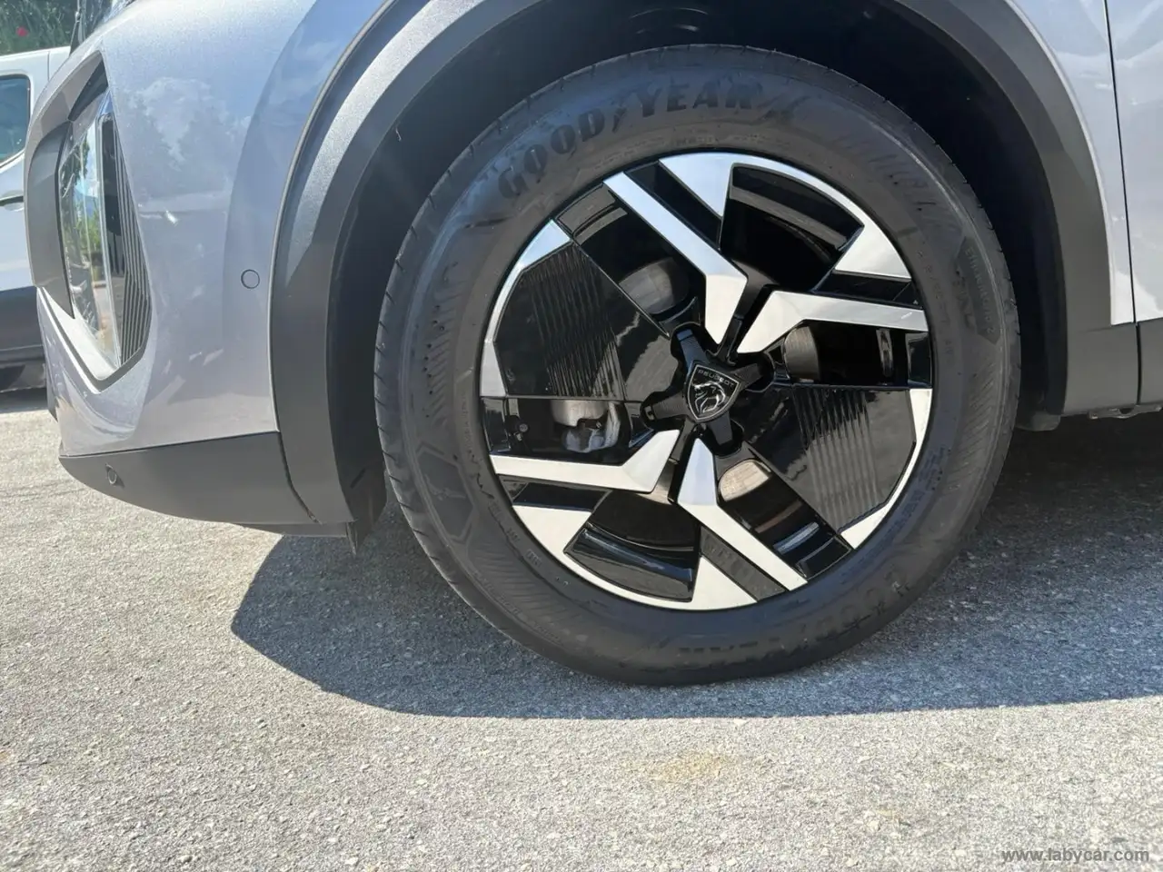 2025 Peugeot 2008 PureTech 100 S&S Allure, photograph 10