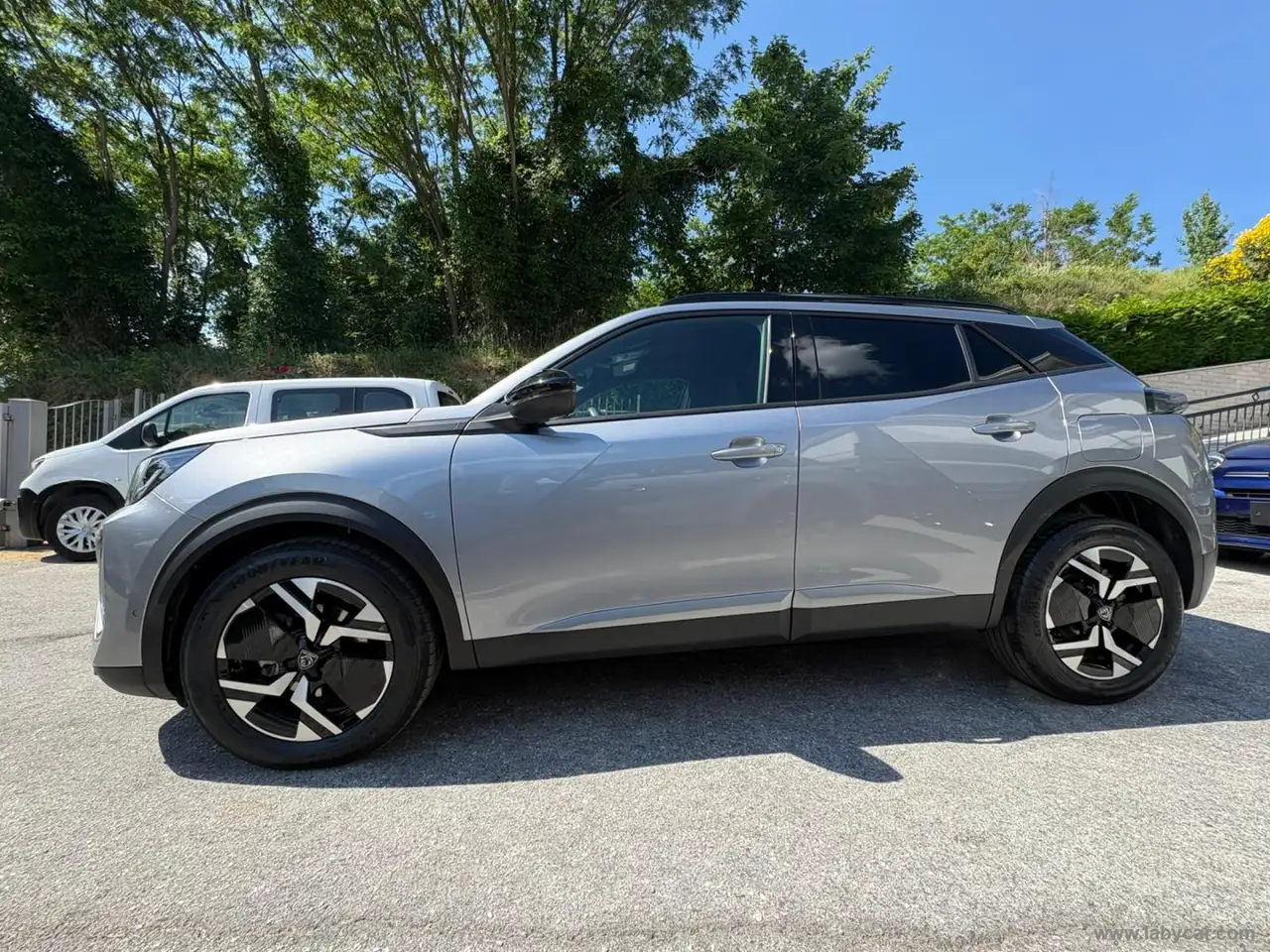 2025 Peugeot 2008 PureTech 100 S&S Allure, photograph 8