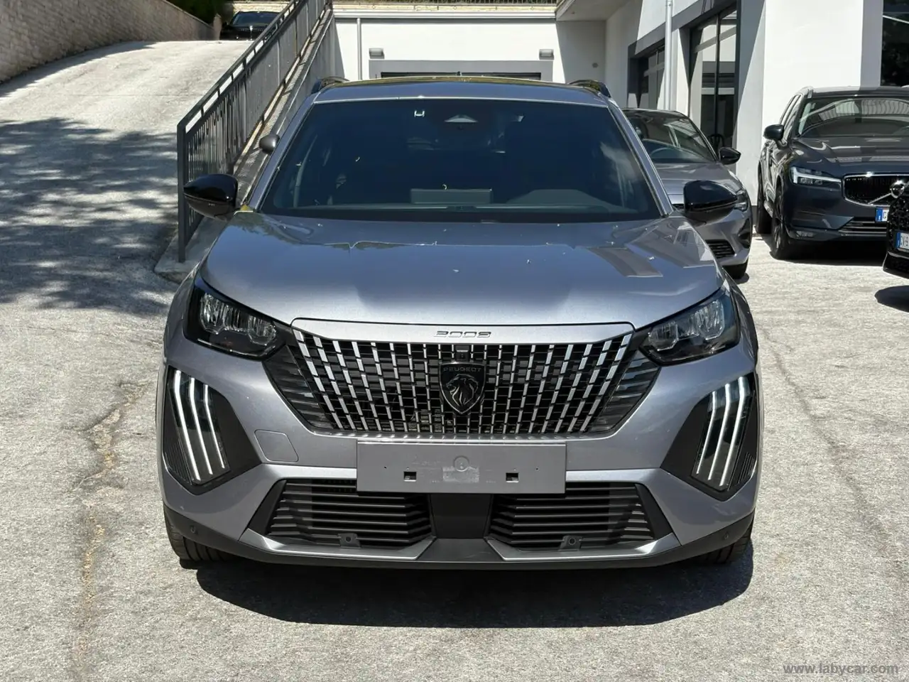 2025 Peugeot 2008 PureTech 100 S&S Allure, photograph 2