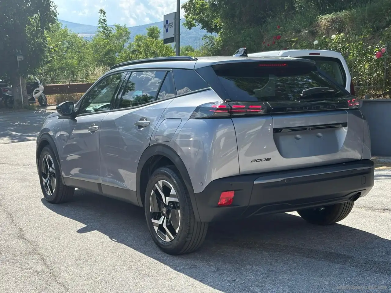 2025 Peugeot 2008 PureTech 100 S&S Allure, photograph 5